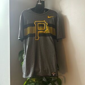 🍍THE NIKE TEE PITTSBURGH PIRATES SHIRT🍍SIZE LARGE🍍U-1